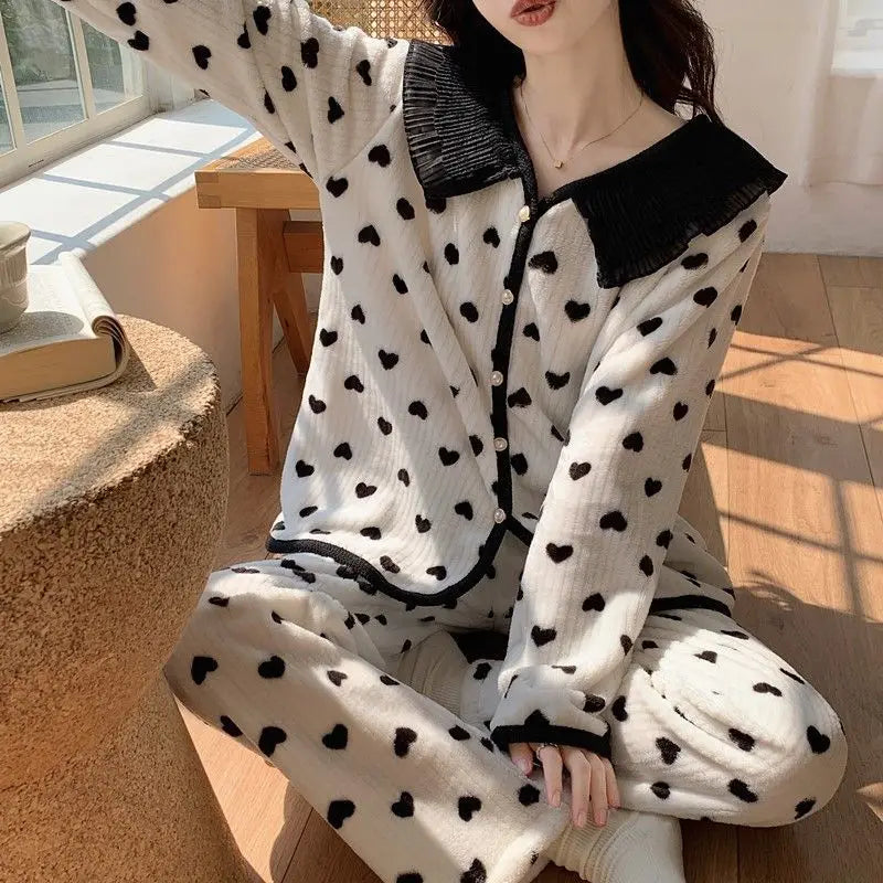 بيجامة ابيض مع قلوب