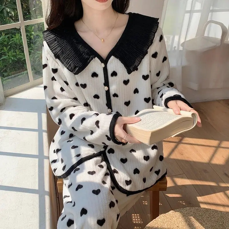 بيجامة ابيض مع قلوب