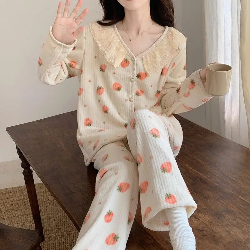 بيجامة ابيض مع قلوب