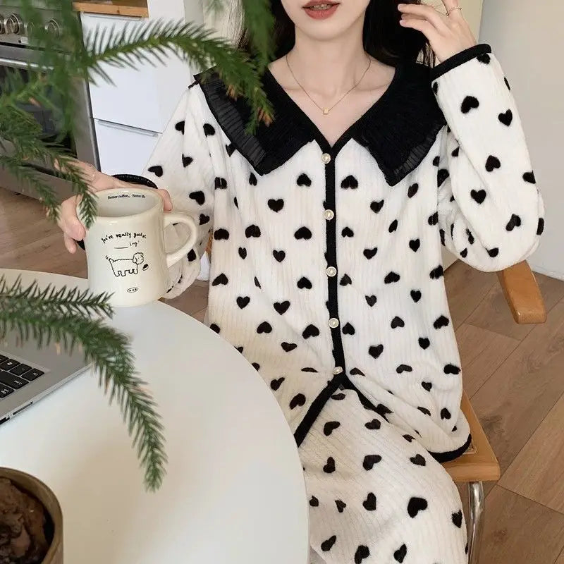 بيجامة ابيض مع قلوب