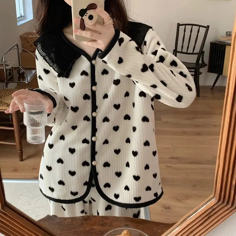 بيجامة ابيض مع قلوب